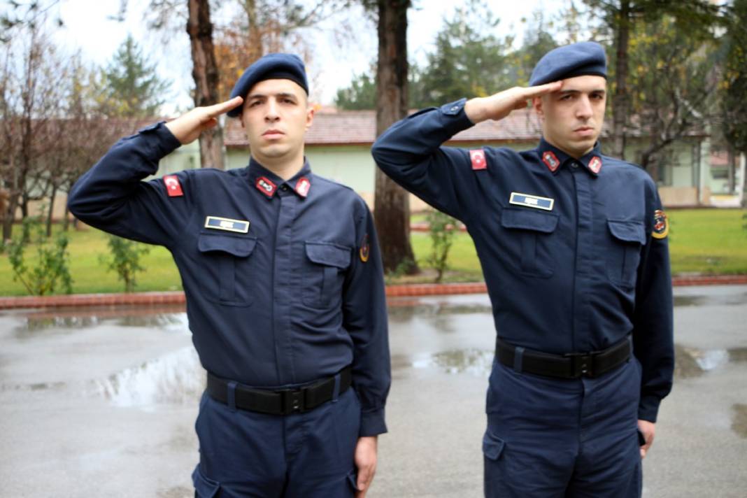 Kışladaki dört ikiz kardeş askeri, komutanları ayırt etmekte zorlanıyor 11